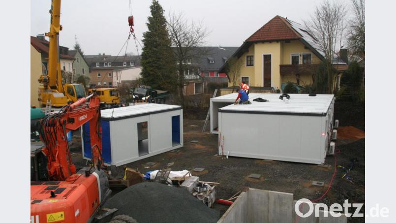 Zügig ging am Mittwoch der Aufbau der 13 Container auf dem Gelände des Kinderhauses Sankt Sebastian über die Bühne. Bild: fpoz