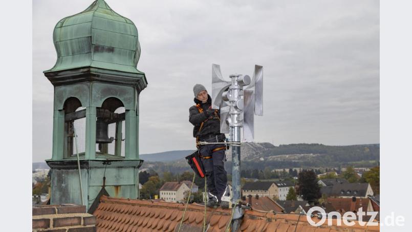 Blick vom Dach des Hirschauer Rathauses. Der Stadtrat hatte heuer seine letzte Sitzung. Im Bild die Installation einer neuen Sirene auf dem Dach. Symbolbild: Sirenenbau Fischer/exb