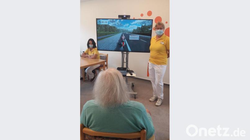 Im Seniorenheim mit dem Motorrad auf der Autobahn unterwegs – dank der MemoreBox ist dies im Seniorenheim St. Barbara in Hirschau möglich. Die „Fahrlehrerinnen“ Doris Schwarzbauer (links) und Margaretha Lacher (rechts) passen auf, dass nichts passiert. Bild: u