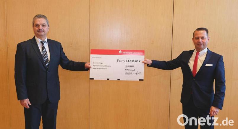Sparkassen-Vorstandsvorsitzender Gerhard Hösl (rechts) und Bürgermeister Andreas Wutzlhofer (links) überraschen viele karitative und kirchliche Organisationen im Geschäftsbereich der Vohenstraußer Geschäftsstelle mit einer finanzieller Zuwendung. Sie wollen es als Dank für die Vereinsarbeit und das ganzjährige Engagement verstanden wissen. Bild: dob