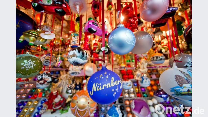 Im Jahr der Corona-Pandemie möchte Kolumnistin Kathrin Moch besonders tief in die Kiste mit ihren Weihnachtskugeln greifen. Symbolbild: Daniel Karmann/dpa