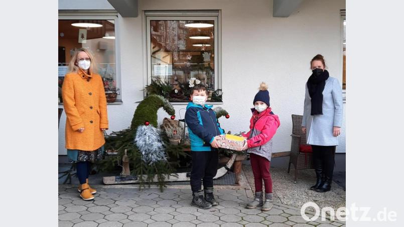 Die Schüler der St.-Felix-Schule in Neustadt haben für Senioren im Caritasheim weihnachtliche Karten gemalt und gebastelt. Bild: krb