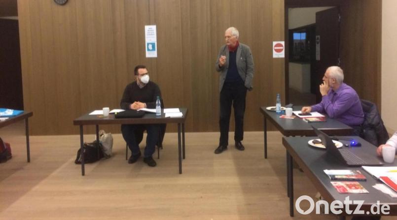 Die bereits fertigen Teile der Gestaltungssatzung beziehungsweise der Gestaltungsfibel stellte Dr. Emil Lehner (Zweiter von rechts) am Dienstag im Marktrat vor. Mit im Bild Bürgermeister Matthias Grundler (links) und der Geschäftsleiter der Verwaltungsgemeinschaft Wiesau, Thomas Weiß (rechts). Bild: wro