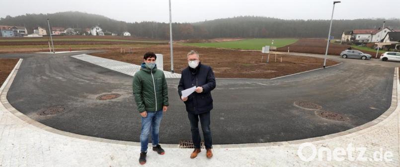 Das Baugebiet Akazienweg in Ammersricht ist fertig erschlossen: Oberbürgermeister Michael Cerny (rechts) und Markus Herrmann (links) haben sich am Donnerstag das neue Baugebiet angeschaut. Bild: Wolfgang Steinbacher