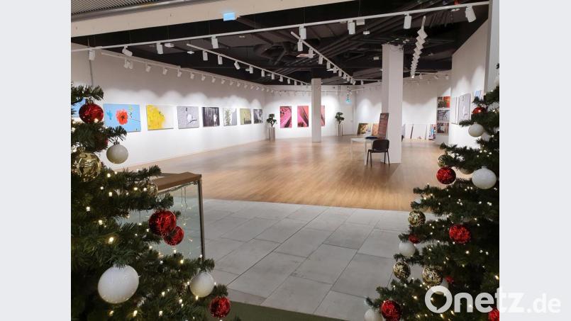 "Schöne Bescherung": Schuhmode Hofbauer hat die Geschäftsfläche im NOC nach nur einem Jahr bereits wieder geräumt und macht damit Platz für eine Gemäldeausstellung. Bild: Gabi Schönberger