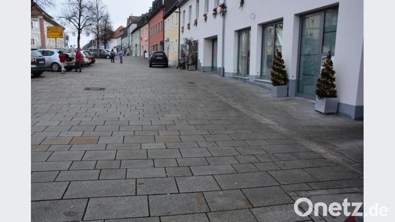 Heribert Hegen zog eine Höherlegung des gesamten Areals in Betracht. „Dies wäre die beste Lösung, aber auch die teuerste“, sagte Hegen. Ziel ist es, den Gehbereich entlang der Häuserfront sicherer für alle zu machen. Bild: jr