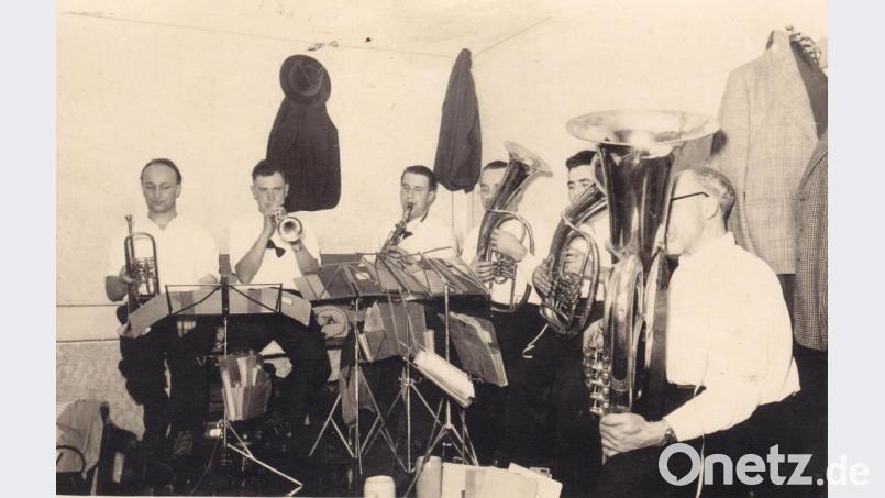 Aus den Anfangsjahren im Neumann-Saal: Josef Wällisch (von links) Rudi Böhm, Bruno Malner, Adolf Klier, Georg Meiler, Josef Bäumler. Archivbild: Archiv Blaskapelle Oberwildenau