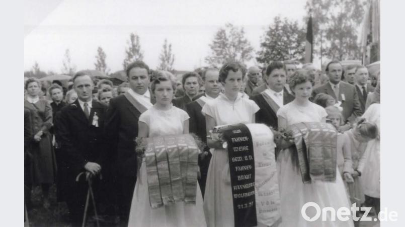 Bei der Fahnenweihe 1957: (von links) Max Schupfner, Paul Seiler, Waltraud Eckert, Hans Neubauer, Rita Böhm, Josef Dietl und Erika Haas. Repro: is