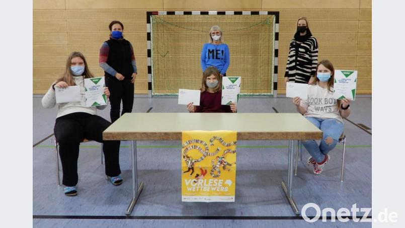 Xenia Krauß, Schulsiegerin Lena Haller und Michelle Naber (vorne von links) aus der Klasse von Kornelia Dumler (hinten Mitte) hinterließen bei Schulleiterin Franziska Schubert (links daneben) und Jasmin Heindl (hinten rechts) den größten Eindruck. Bild: ak
