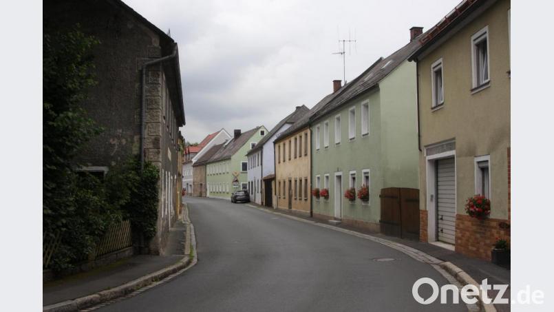 Der Markt Falkenberg – hier ein Archivbild von der Wiesauer Straße (aufgenommen im Sommer 2020) - will die Struktur des Ortes erhalten und zusammen mit den Bürgern weiter gestalten. Man will sich einer Modernisierung öffnen. Archivbild: wro