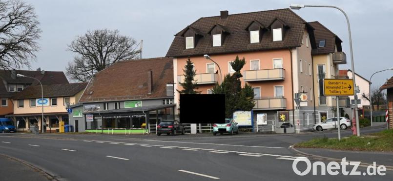 Hier bei der Abzweigung der Hauptstraße in Witzlhof von der Staatsstraße 2040 war eine gut elf Quadratmeter große und nachts beleuchtete Werbetafel geplant. Dieses Vorhaben wurde vom Gemeinderat einstimmig abgelehnt. Bild: gf