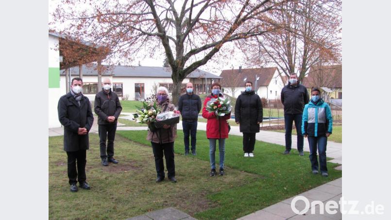 Petra Axmann (Dritte von links) und Klothilde Feigl (Vierte von rechts) wurden von Kinderhausleiterin Doris Weigl (Dritter von rechts) und Pfarrer Thomas Kohlhepp (links) in den Ruhestand verabschiedet. Bild: sei