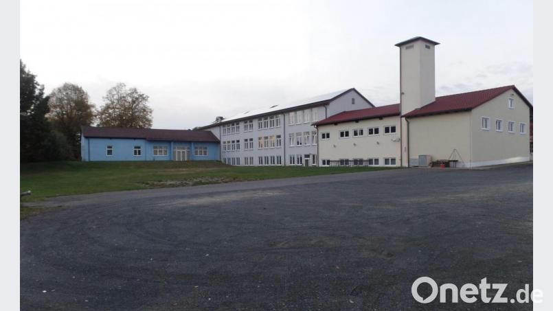 Die Freianlage an der rückwärtigen Seite des Ärztehauses (Bildmitte im Hintergrund) mit weißer Fassade soll umgestaltet und dadurch der innerörtliche Bereich von Neusorg deutlich aufgewertet werden. Die Gesamtkosten für diese Maßnahme sind mit gut 900 000 Euro veranschlagt. Fördermittel werden beantragt. Bild: br