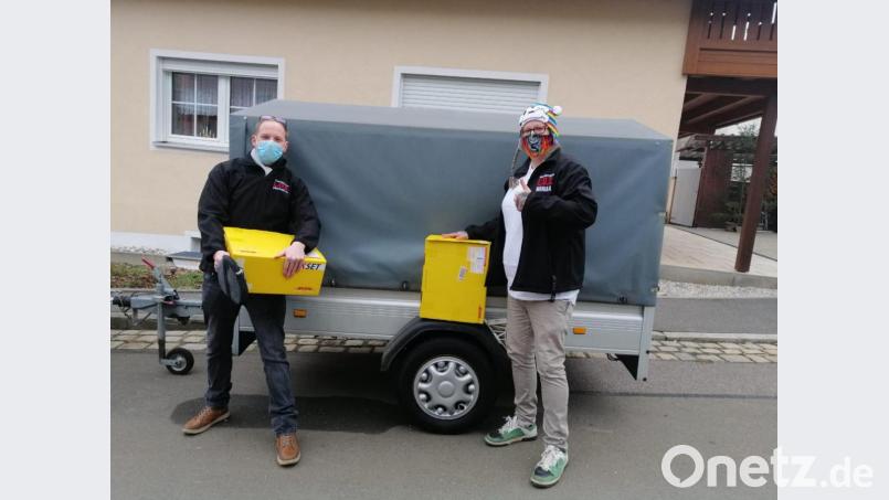 Manuel Woyschnitzka organisiert in der Vorweihnachtszeit mit Mitgliedern der Selbsthilfegruppe eine Spendenaktion in Absprache mit der Initiative e.V. Familien und Obdachlosenhilfe aus Weiden und sammelte einen ganzen Hänger voll Kleidung und Lebensmittel für hilfsbedürftige Menschen in der Notunterkunft Schustermooslohe in Weiden. Bild: dob