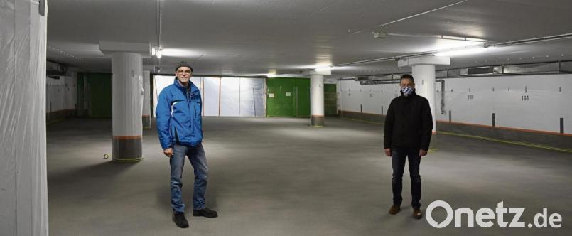 Die neue Garage schaut gut aus, befinden auch Roland Kraus (links) und Armin Wolf von den Stadtwerken. Im März wollen sie komplett aufsperren. Bild: ge