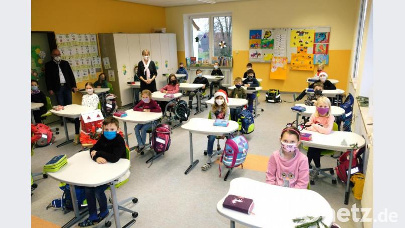 Bei der Neumöblierung der Klassenräume spielte die gesundheitsbewusste Ausstattung eine besondere Rolle. Im Bild die zweite Klasse mit Schulleiterin Gabriele Bodner und Schulverbandsvorsitzendem Albert Nickl kurz vor dem Lockdown. Bild: do