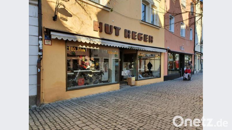 Aus nach 112 Jahren: Hut Reger am Oberen Markt will im März schließen. Eine uralte Tradition in der Weidener Geschäftswelt endet damit überraschend wie schräg visàvis bei Mode Weidacher. Bild: Gabi Schönberger