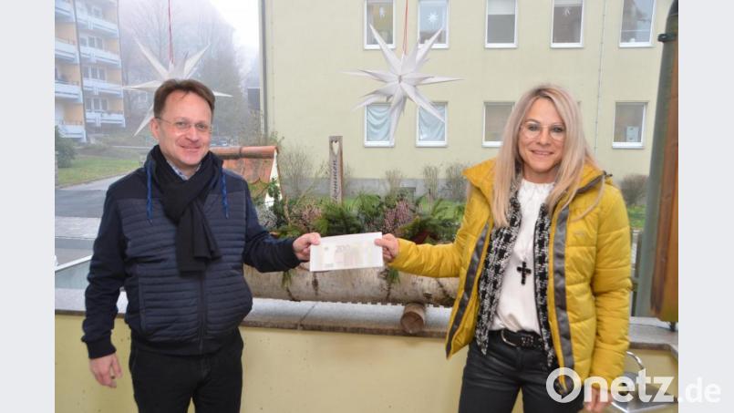 Michaela Reger vom gleichnamigen Baugeschäft in Vohenstrauß bringt 2000 Euro im Pfarrhof für den Kindergartenumbau vorbei. &quot;Wir können jeden Cent brauchen&quot;, freut sich der Geistliche über die Zuwendung. Bild: dob