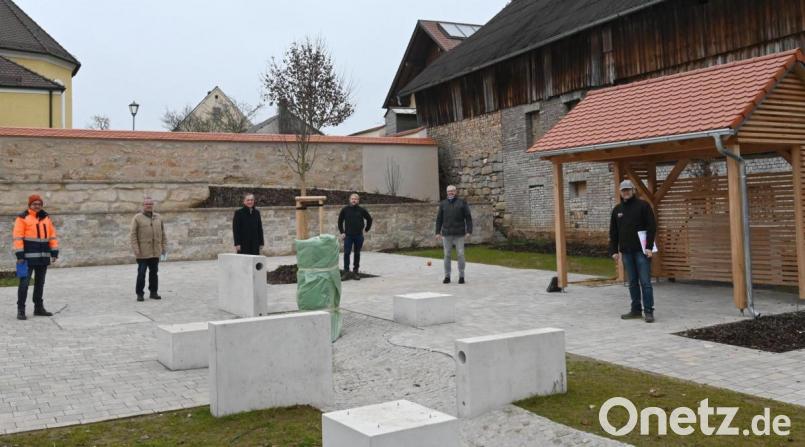 Bauabnahme am Dorfplatz in Poppenricht. Von links: Georg Rumpler (Bauleitung Renner/Hartmann), Verwaltungsleiter Hartmut Gawlik, Zweiter Bürgermeister Hermann Böhm, Christopher Hirsch (Jurawerkstätten), Thomas Köstler (Amt für ländliche Entwicklung) und Herbert Kohl (Zimmerei Dieter Kohl). Bild: gf