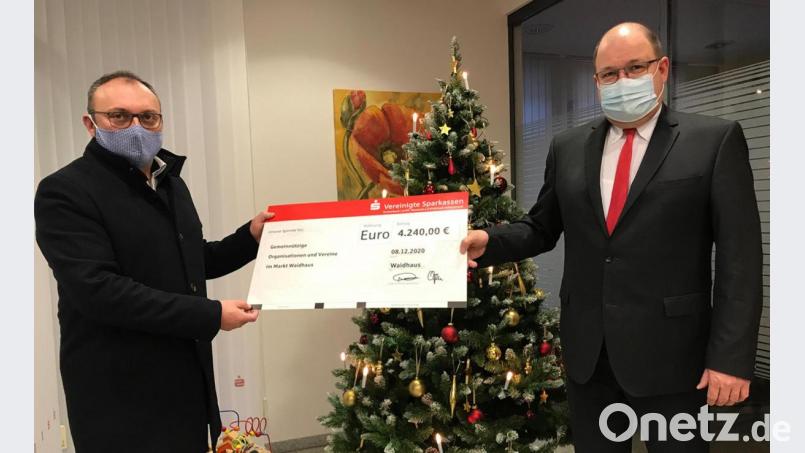 Unter sich bleiben Bürgermeister Markus Bauriedl (links) und Vorstandsmitglied Johann Zach bei der Spendenübergabe an die Waidhauser Vereinswelt. Bild: fjo