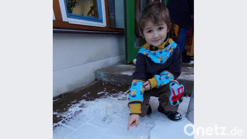 &quot;Hier muss der Weihnachswichtel gelaufen sein&quot;, sagt Adventskind Malte (5), der winzige Spuren um Schnee entdeckt hat. Bild: fks