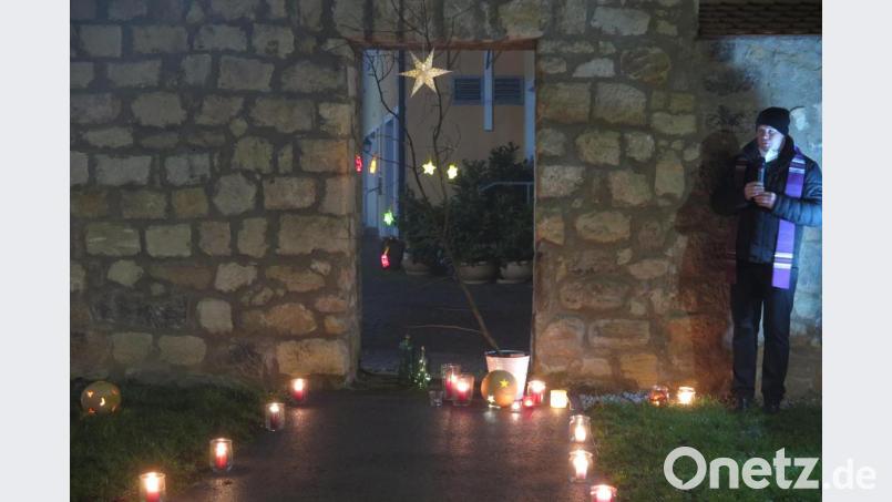 Auch beim dritten Adventsfenster an der Stadtmauer spendete Pfarrer Thomas Kraus seinen Segen. Bild: jzk