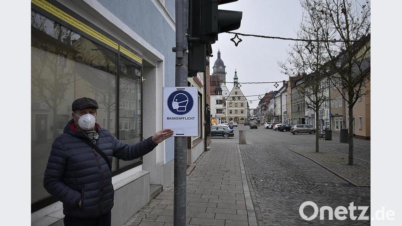 Einer der Corona-Hotspots im Landkreis Amberg-Sulzbach ist derzeit Auerbach. In der Auerbacher Innenstadt weisen Schilder auf die seit Donnerstagmorgen geltende Maskenpflicht hin. Bild: sck