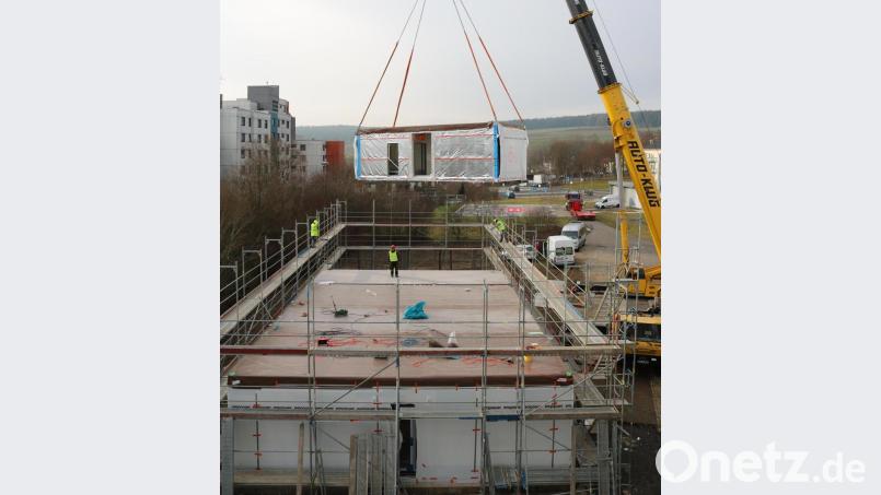 Ein 40 Meter hoher Kran hob die Module an die richtige Position. Bild: Klinikum Fichtelgebirge/exb