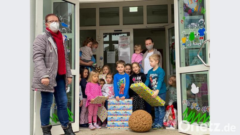 Die Kinder nehmen die Geschenke gleich an der Tür in Empfang. Bild: tok