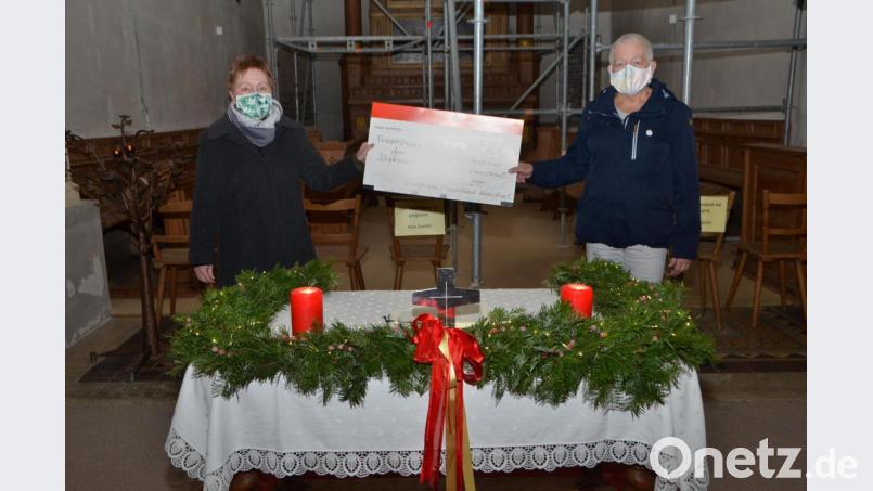 Lydia Gajan vom Evangelischen Frauenbund (links) übergab an Hedwig Reger (rechts) für das Frauenhaus Weiden einen Spendenbetrag in Höhe von 500 Euro. Geld das dringend gebraucht wird. Bild: dob