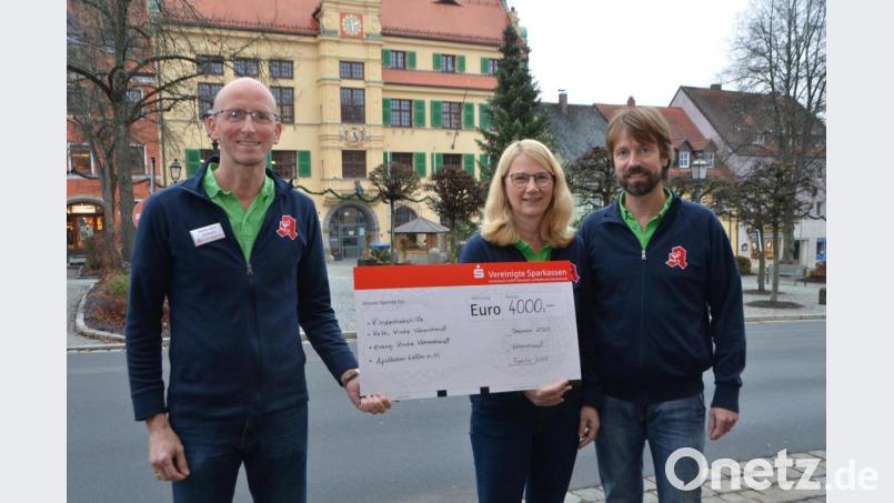 Martin, Regina und Franz Wolf spenden je 1000 Euro an die Katholische und Evangelische Kirche, an die Kinderkrebshilfe in der Region Oberpfalz Nord sowie an die Vereinigung „Apotheker Helfen“. Bild: dob