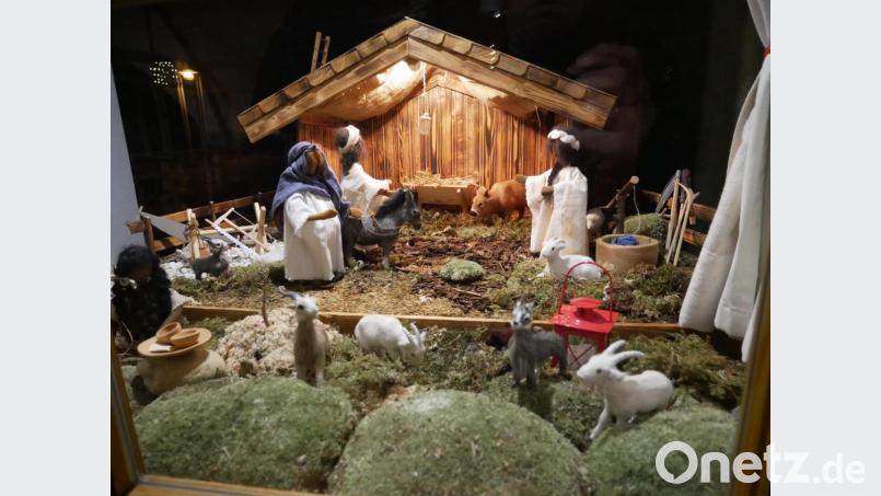 In zwei Fenstern des evangelischen Gemeindehauses am Johannisplatz sind je nach Fortschritt der Weihnachtszeit immer wieder Veränderungen in den Krippendarstellungen zu sehen. Bild: hmr