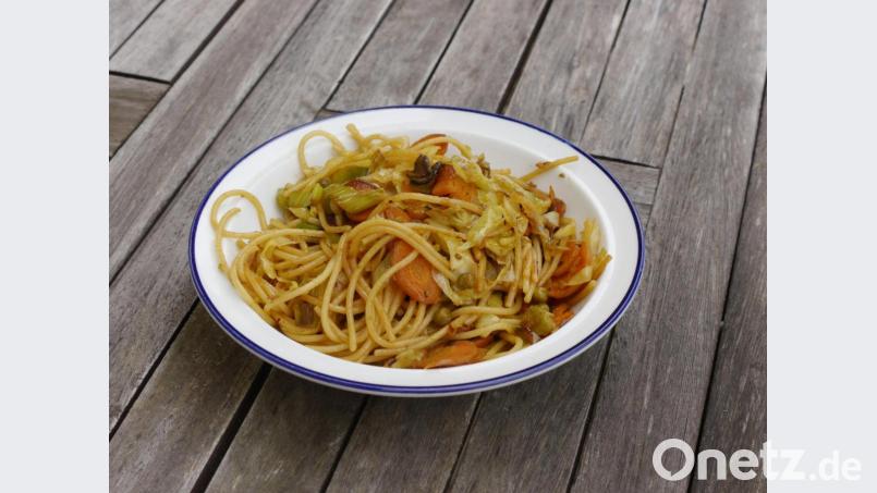 Mit Sojasauce, Zitronensaft, Curry, Ingwerpulver, Paprika und Chili bekommen die gebratenen Nudeln einen Hauch von Asien. Bild: Miriam Lill/exb