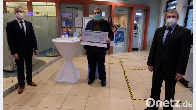 Stellvertretend nahm Schulleiter Gerhard Steiner (Mitte) den Spendenscheck von Bankdirektor Josef Völkl (links) und Vorstandsvorsitzenden Jürgen Schnappauf (rechts) entgegen. Bild: le