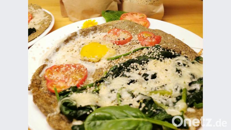 Mit Gemüse und Käse kann der Roggen-Hanfmehl-Pfannkuchen nach Geschmack belegt werden. Bild: Heike Heindl/exb