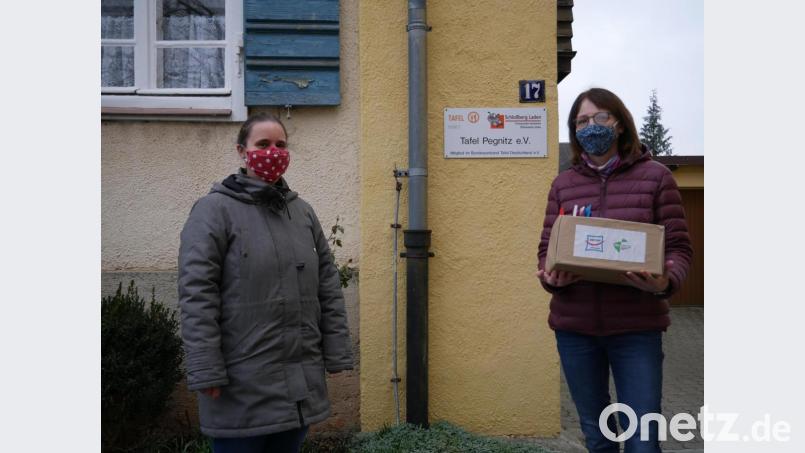 Christine Wagner (rechts), Vorsitzende der Tafel Pegnitz, bekommt die Gutscheine zum Weihnachtseinkauf von Bildungsreferentin Daniela Stöcker-Dollinger überreicht. Bild: Jugendamt Erzdiözese/exb