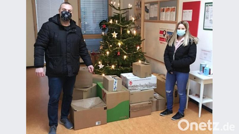 Jugendsozialarbeiter Ronald Neltz und Schülersprecherin Lisa Gleißner brachten die Päckchen zu den Johannitern. Bild: Mittelschule Tirschenreuth/exb