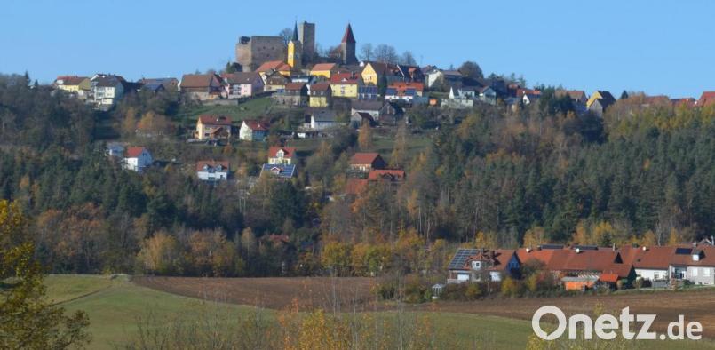 Am Fuße der Burg sollen zwölf Bauplätze an die bestehende Bebauung "Ringlbrunnen III" anknüpfen. Bild: fz