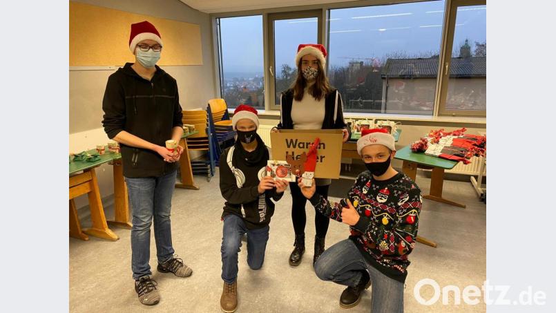 Eine Schülergruppe mit Sprecher Ryan Roberts (rechts) bereitet sich auf die Auslieferung der bestellten Geschenkartikel vor. Bild: rn