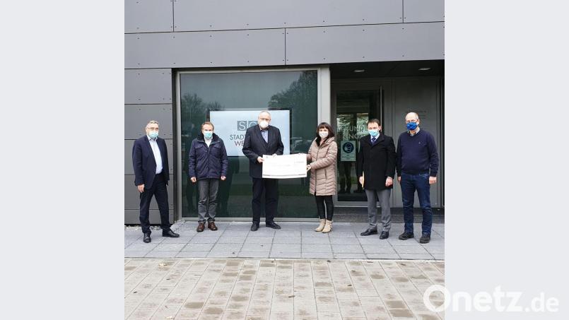 Über die Spende freuen sich (von links) Günther Kamm (Geschäftsführer SGW), Karl Rühl (Vorstand Diakonie), Bürgermeister Lothar Höher, Enikö Nagy (Leiterin Frauenhaus), Oberbürgermeister Jens Meyer und Hans Blum (Stadtrat). Bild: Felix Schaller/exb