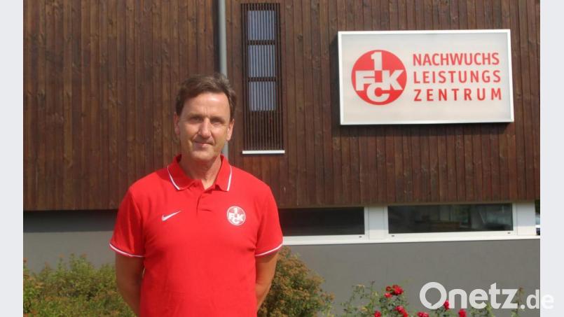 Uwe Scherr vor dem Nachwuchsleistungszentrum des 1. FC Kaiserslautern. Der Amberger ist bei den Pfälzern verantwortlich für rund 200 Juniorenspieler. Bild: 1. FC Kaiserslautern/exb