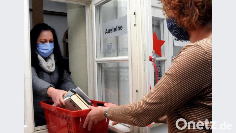Die kontaktfreie Buch-Ausleihe der Stadtbibliothek Amberg per Körbchen durchs offene Fenster ist jetzt nicht mehr erlaubt. Bild: Stephan Huber