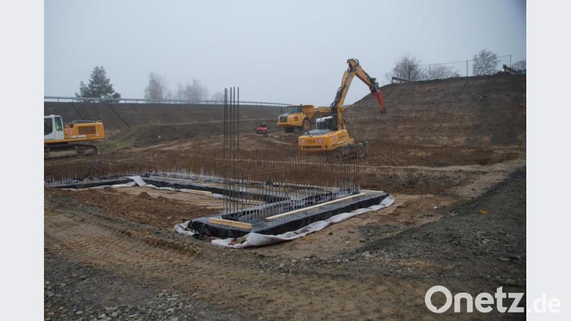 Mit den Fundamenten für die Brückenpfeiler über den Kreinzlweg wurde bereits begonnen. Bild: kaz