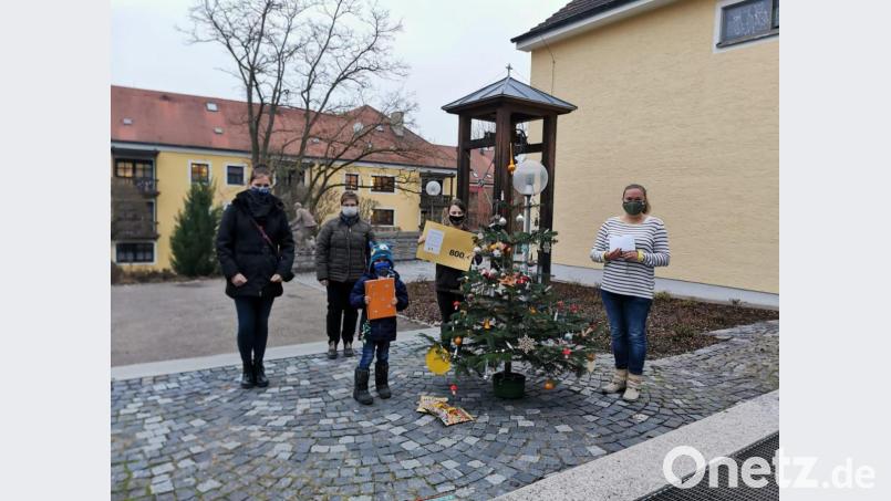 Der Weihnachtsbaum und die Spenden überreichten Daniela Mühldorfer und Monika Pösl (von links) stellvertretend für die Initiatoren. Bild: Monika Pösl/exb