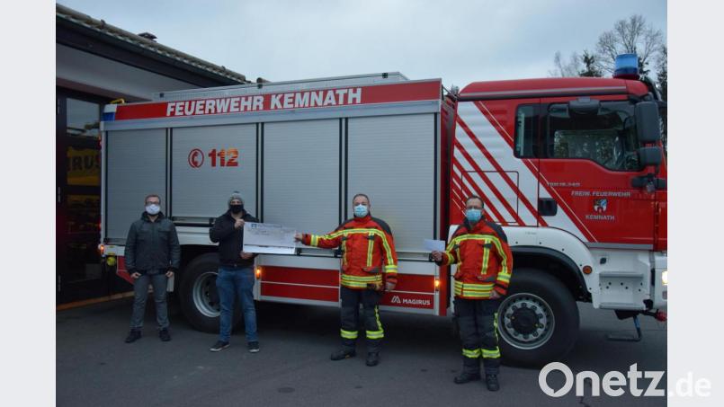 Eine Spende von 1000 Euro überreichten Timo Traßl und Christopher Szeri (von links) an die Kommandanten Alfred Vogel und Peter Denz (von rechts) für die Unterstützung der Feuerwehr Kemnath beim Autokino. Bild: mde