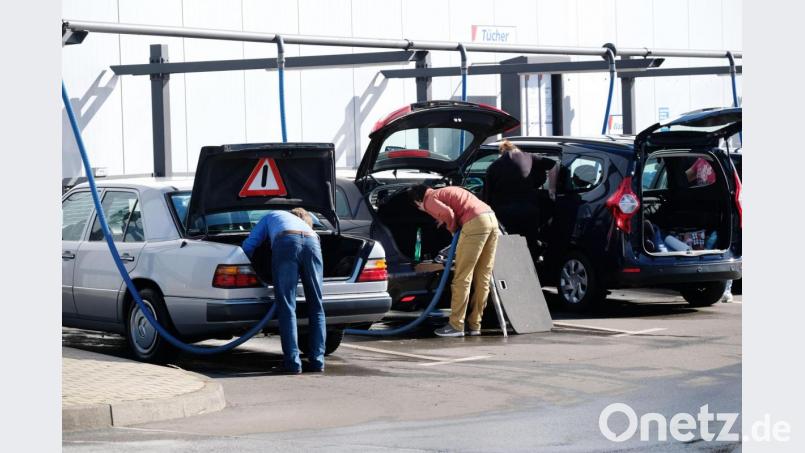 Laut der Liste des Bayerischen Gesundheitsministeriums bleiben Autowaschanlagen und SB-Waschplätze für Autos offen. Bild: Sebastian Willnow/dpa