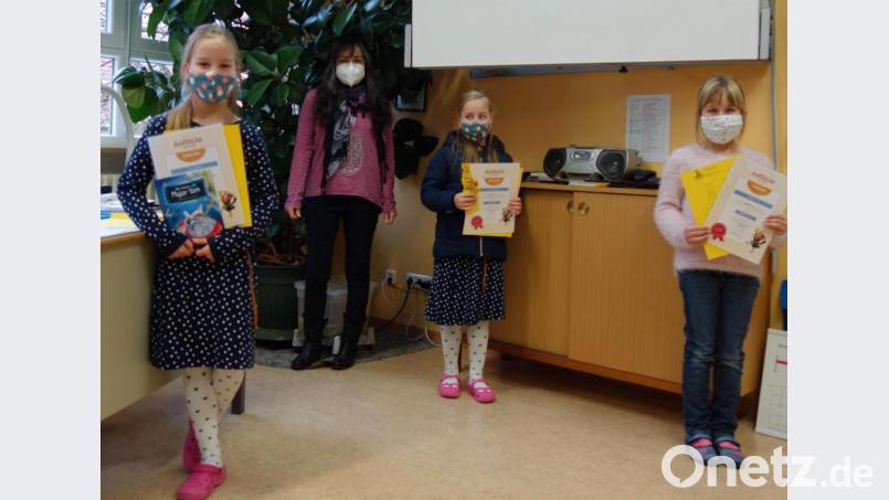 Durch Corona hat sich die Ehrung der Schulbesten des Antolin-Projekts in Illschwang bis jetzt verzögert. Von links Laura Übler, Förderlehrerin Ingrid Koch, Leonor Übler und Sophia Hiltl. Bild: no