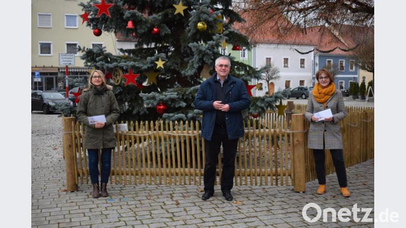 Über ein vorgezogenes Weihnachtsgeschenk dürften sich Daniela Kielhorn (links) und Gabi Schönberger freuen. Beiden Leiterinnen der Kindergärten im Stadtgebiet überreichte Bürgermeister Richard Tischler die Spende des Stadtrates. Bild: bnr