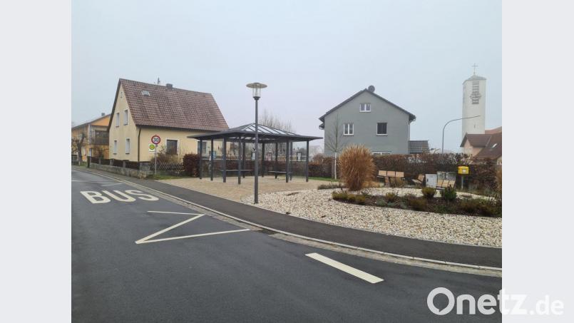 An der Bushaltestelle am Dorfplatz von Hütten kann es schon mal rund gehen. Zur Verbesserung der Sicherheit wünscht sich Julia Waldmann Schülerlotsen oder Schulweghelfer. Bild: sne