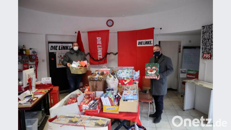 Ein reich gedeckter Gabentisch: Stadtrat Ali Daniel Zant (rechts) sammelte Weihnachtsgeschenke für Bedürftige. Bild: exb/Ali Daniel Zant